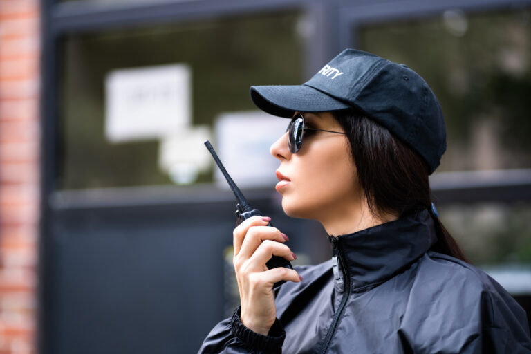 Naisturvavalvoja puhuu radiopuhelimeen