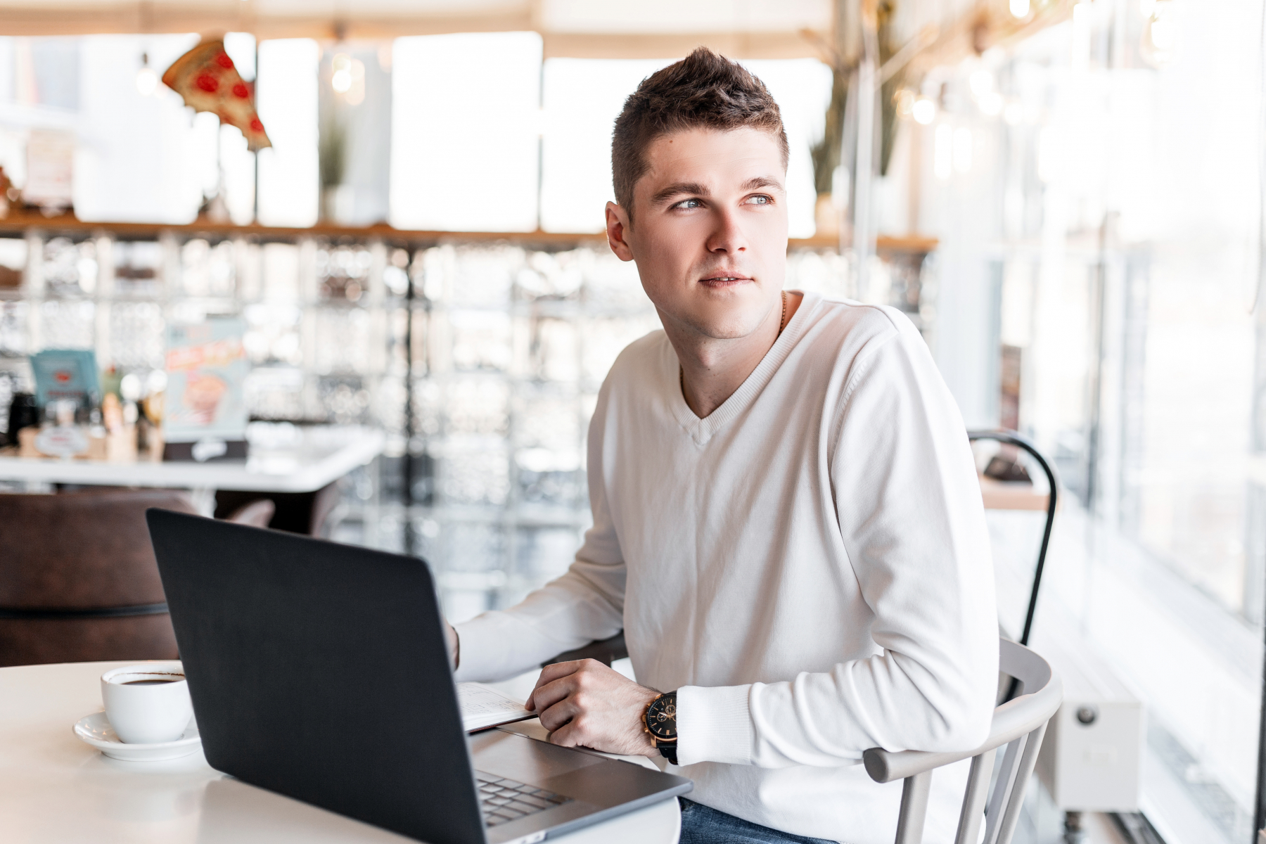 Человек сидит за столом. Пацан сидит за столом. Парень с кофе. Человек сидя за столом. Сидит в баре.