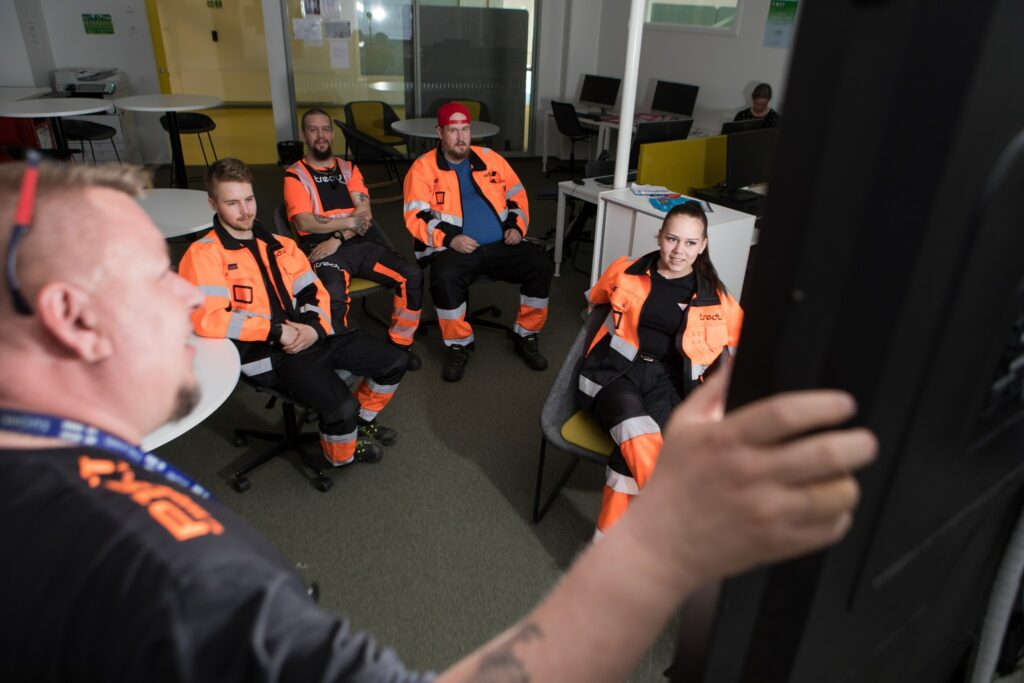 Tredun puhtaus- ja kiinteistöalan opiskelijoita