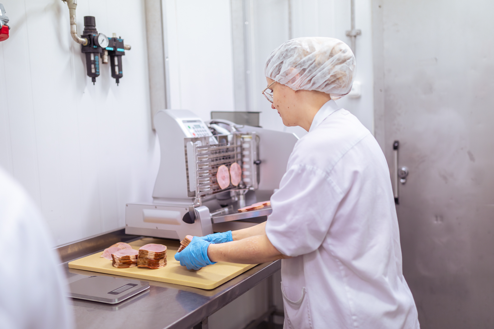 Elintarvikealan opiskelija käsittelee lihatuotetta