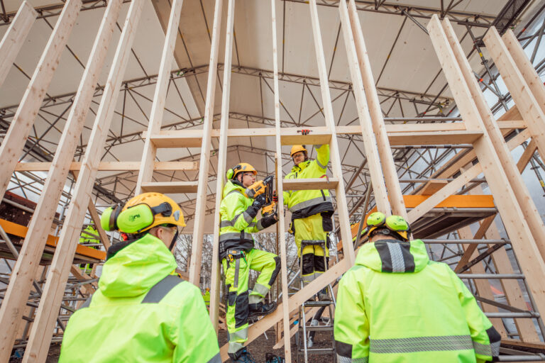 Tredun rakennusalan opiskelijat työskentelevät omakotitalotyömaalla
