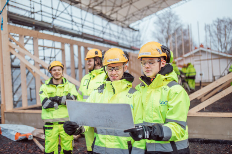 Tredun rakennusalan opiskelijat työskentelevät omakotitalotyömaalla.