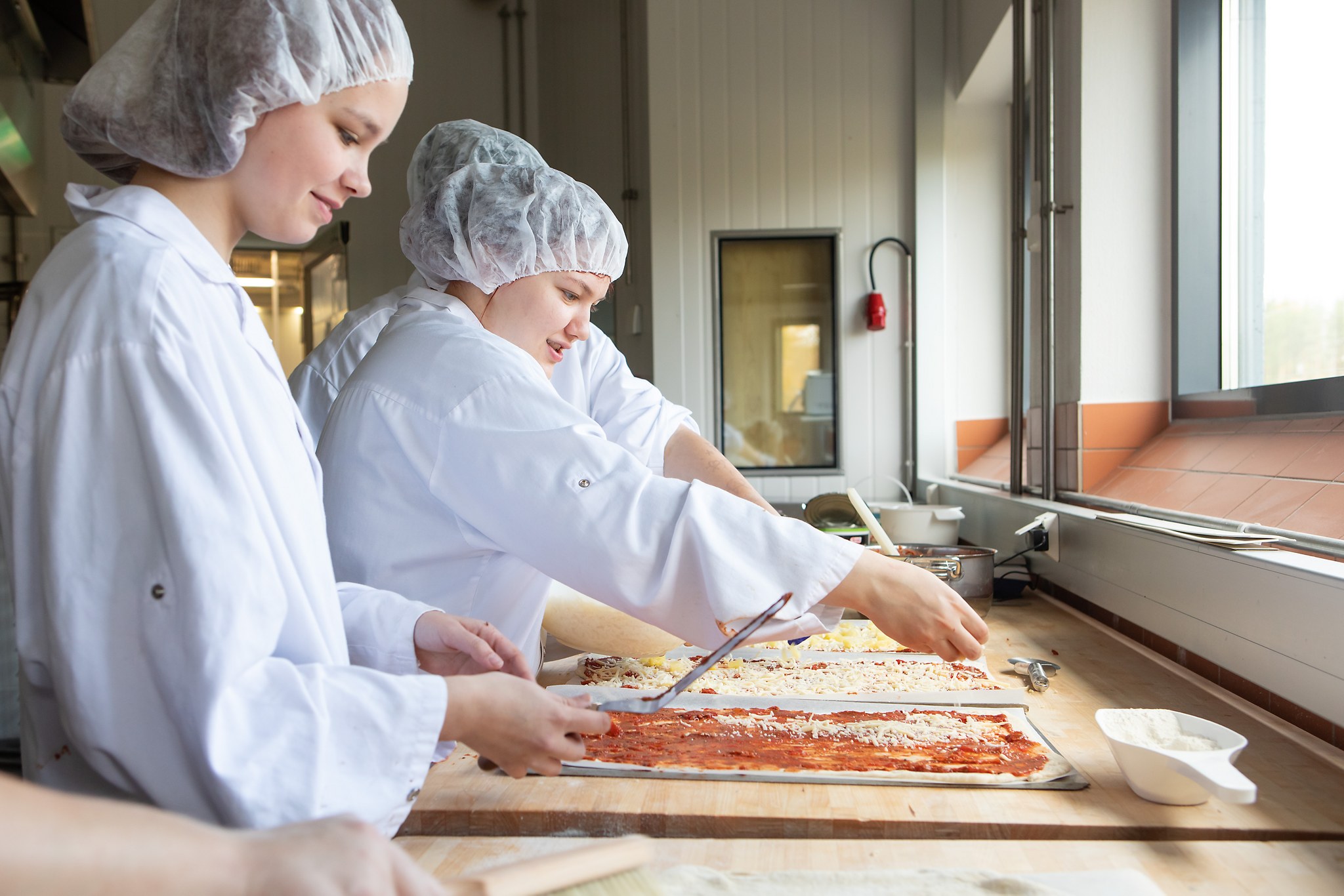 Opiskelija tekee pizzaa