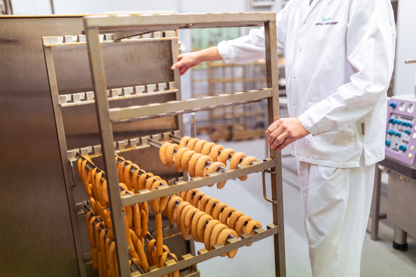 Elintarvikealan opiskelija käsittelee lihatuotetta