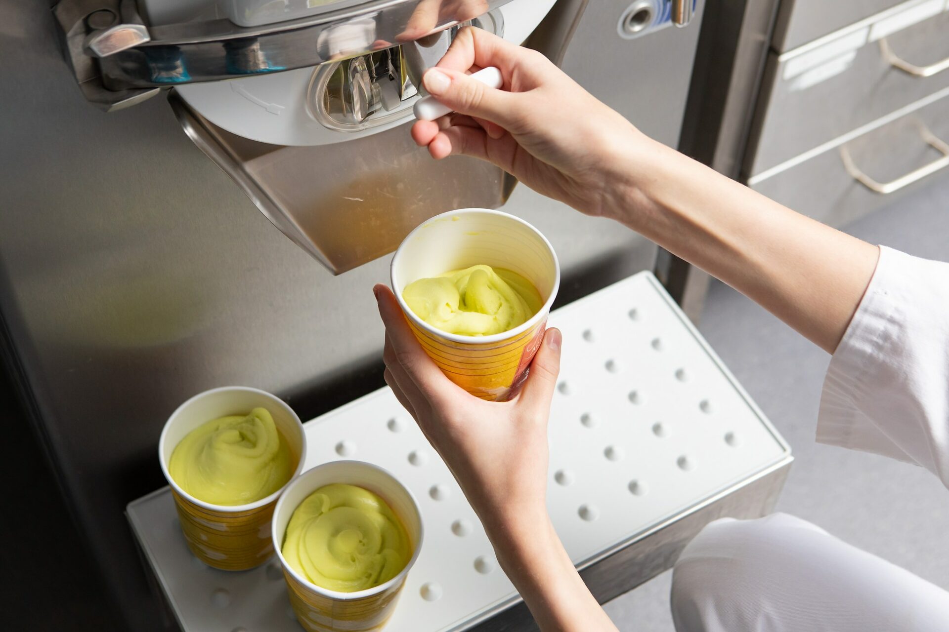 Opiskelija valmistaa Gelatoa