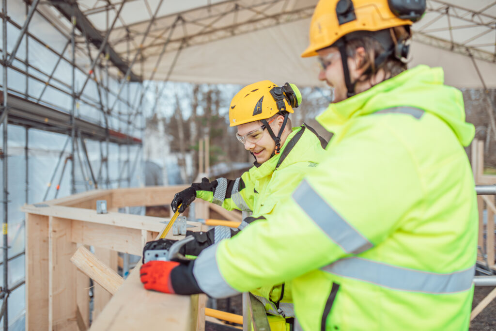 Tredun rakennusalan opiskelijat työskentelevät omakotityömaalla.