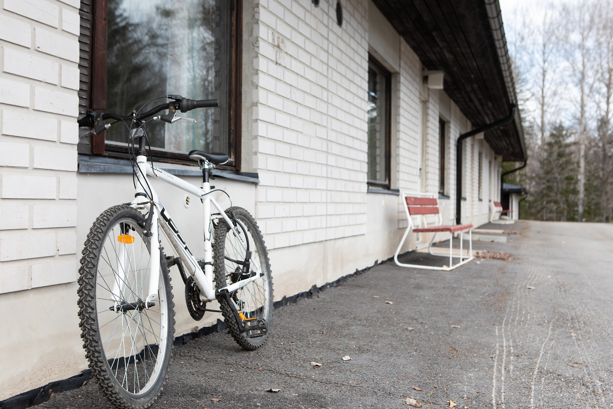 Polkupyörä nojaa asuntolan seinään