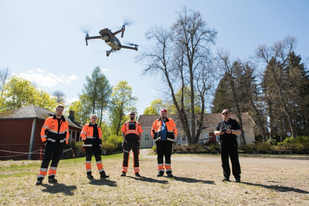 kiinteistönhoitajaopiskelijat ja drone