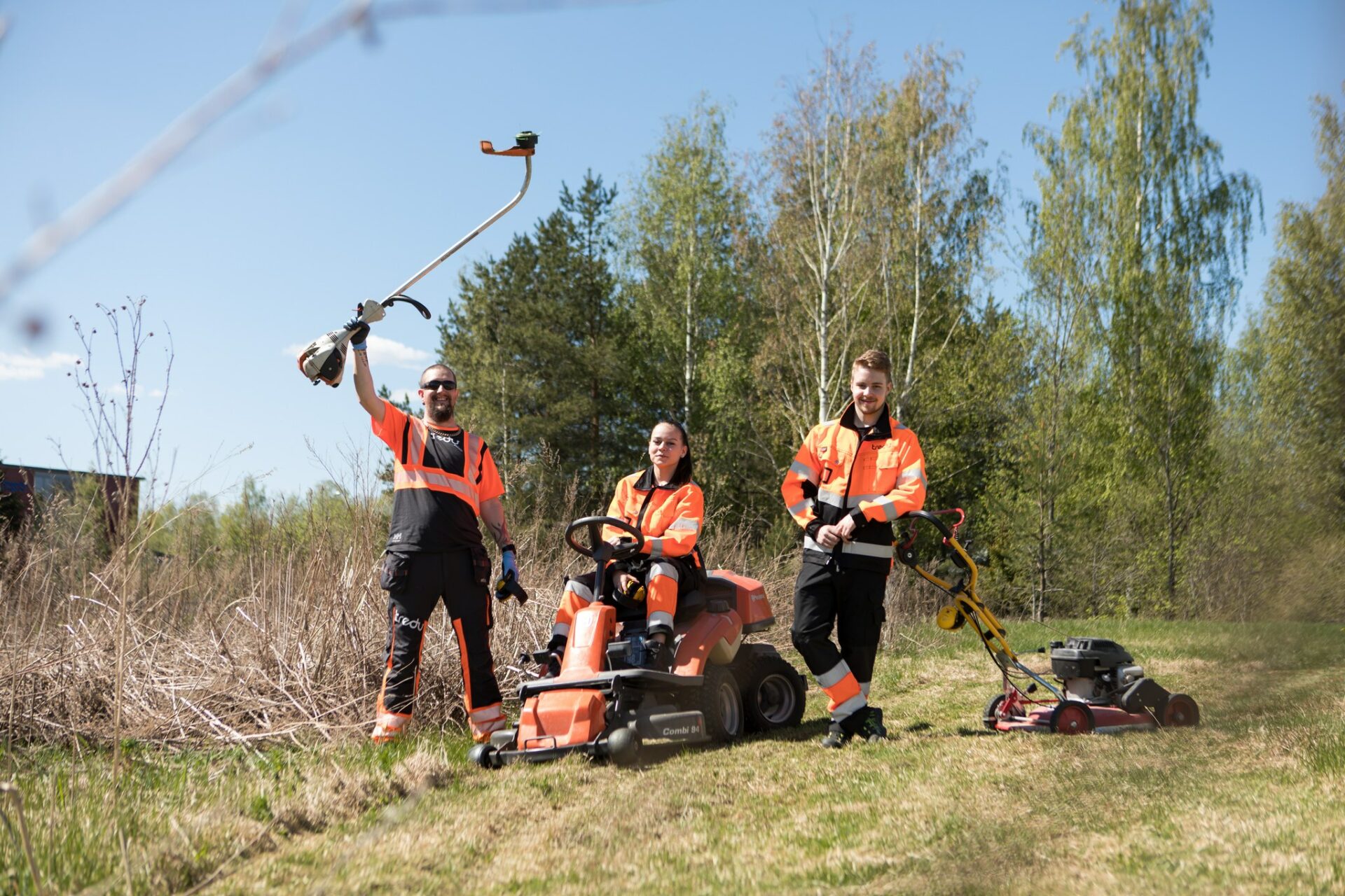 Kiinteistönhoitajaopiskelijat puutarhatöissä