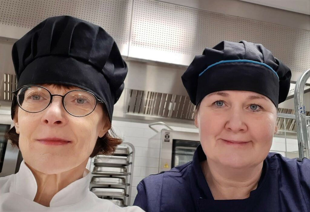 Ravintola- ja cateringalan opettaja Sari Soukko ja Voimian palveluesihenkilö Riitta Nieminen.