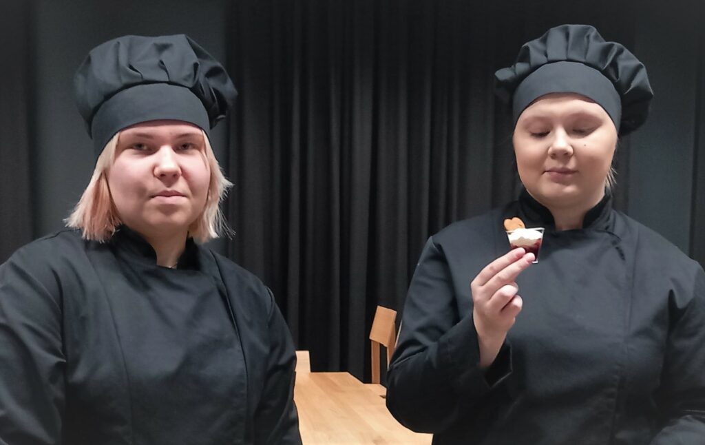 Ravintola- ja cateringalan opiskelijat Janina ja Olivia.