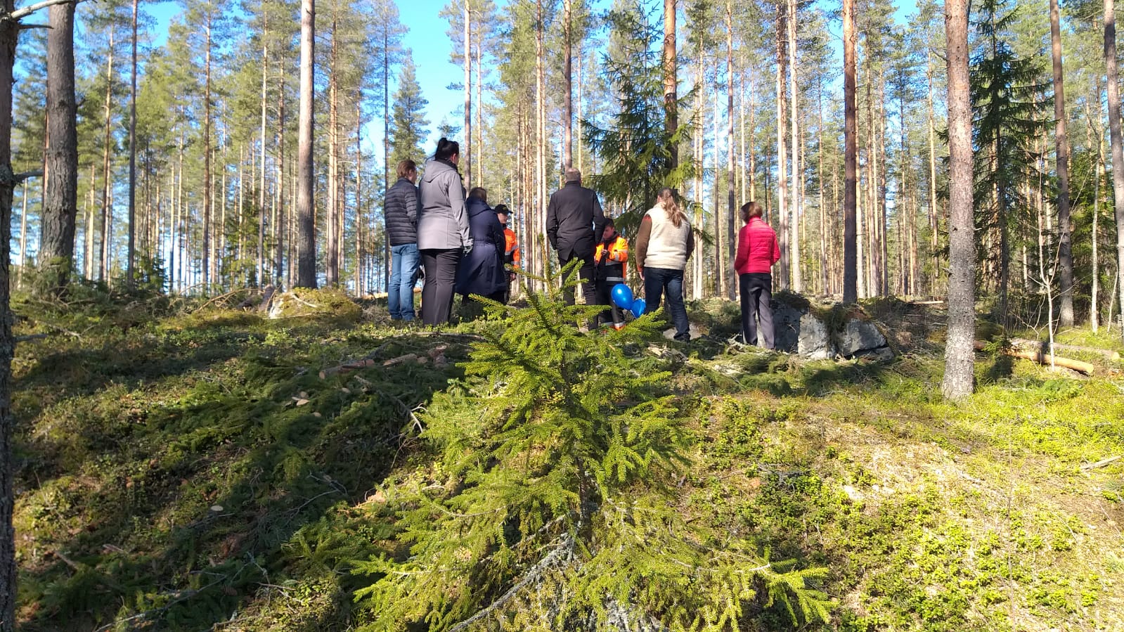 Opiskelijat pitämässä rastia metsässä juhlavieraille