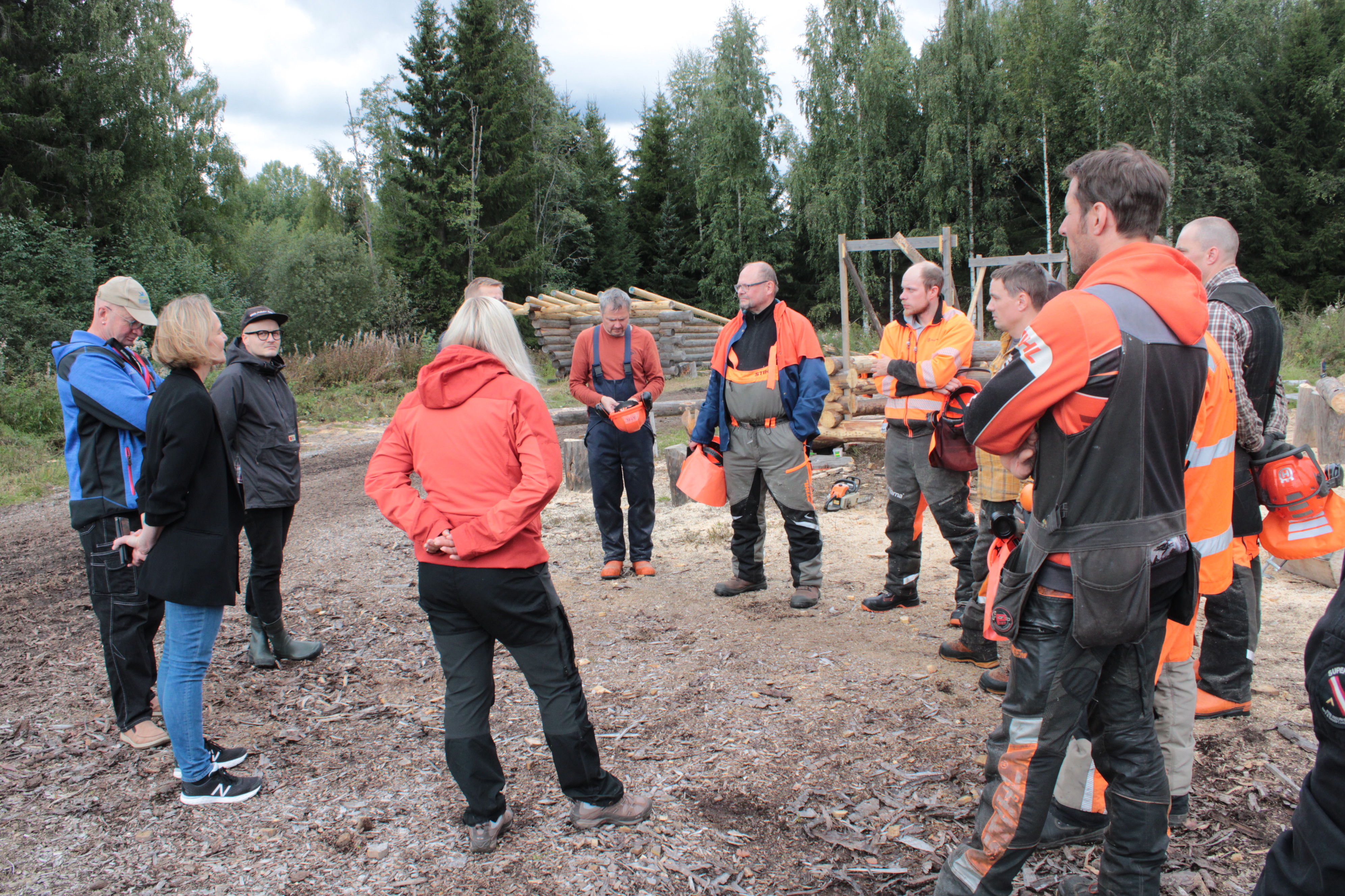 Tredun Metsätien porukkaa seisomassa yhdessä ulkona