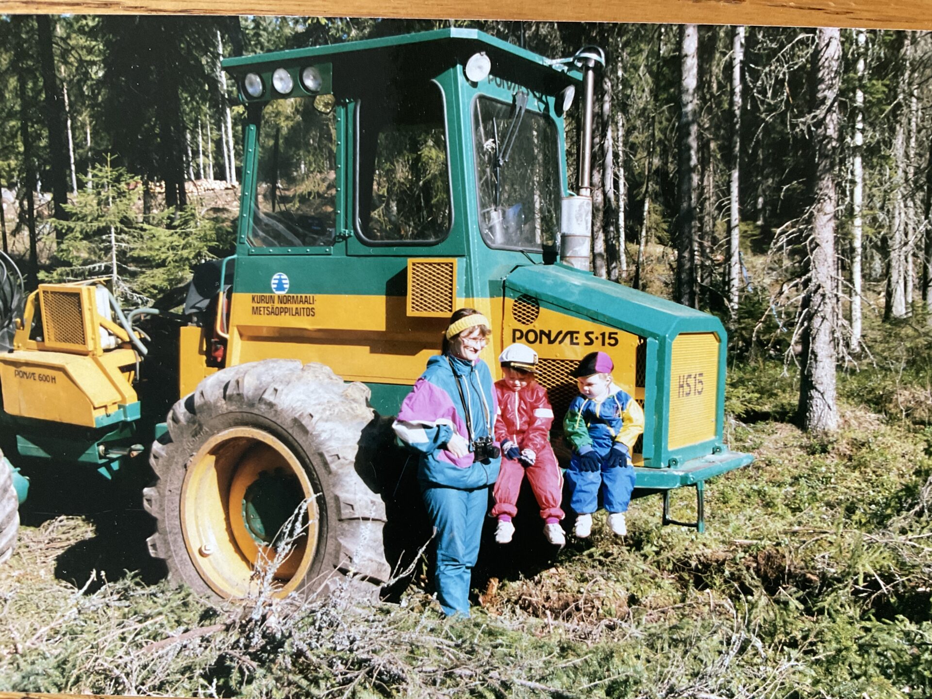 Äiti ja lapset ponssin edessä