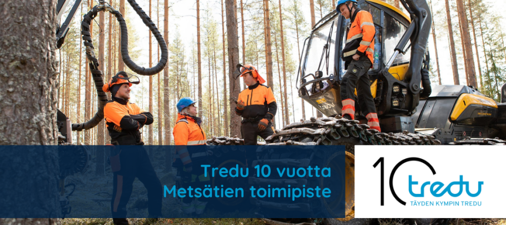 Opiskelijoita metsäkoneen vieressä