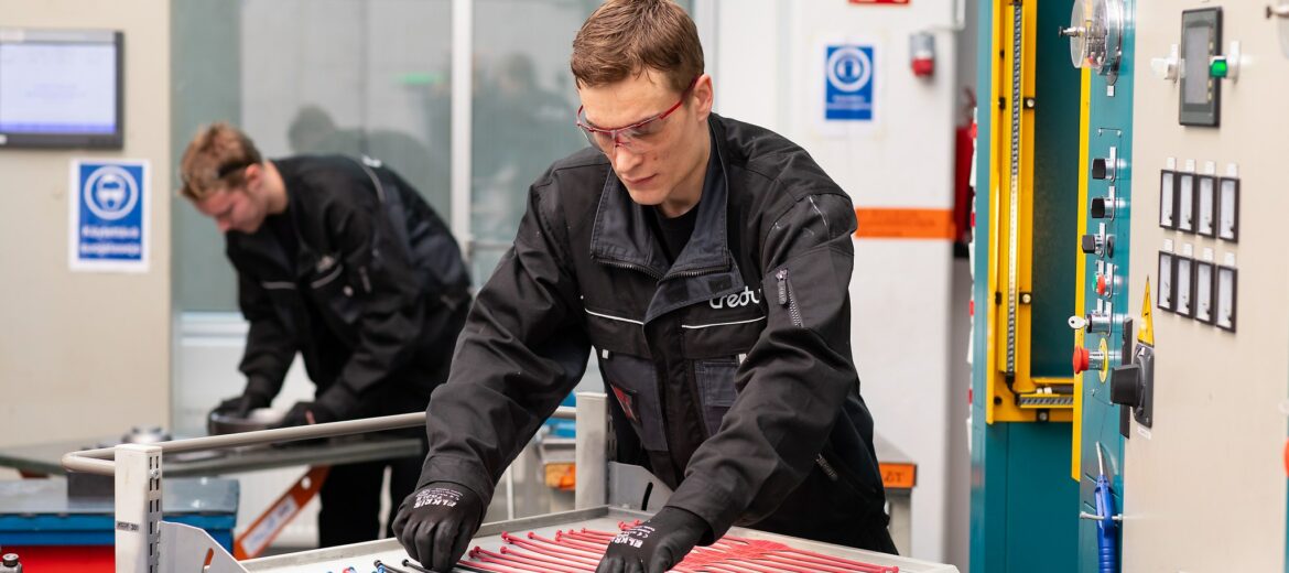 Tredun muovi- ja kumialan opiskelijoita