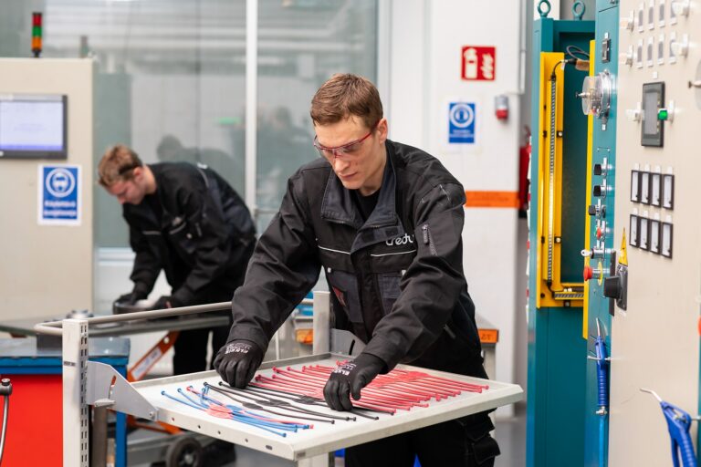 Tredun muovi- ja kumialan opiskelijoita