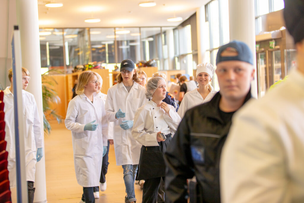 opiskelijoita Ylöjärven Tredussa