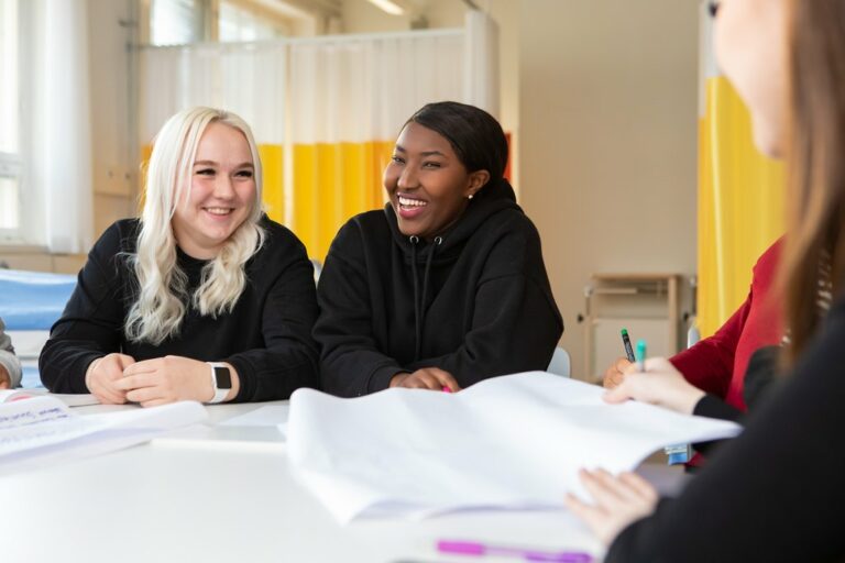 Tredun opiskelijoita luokkahuoneessa