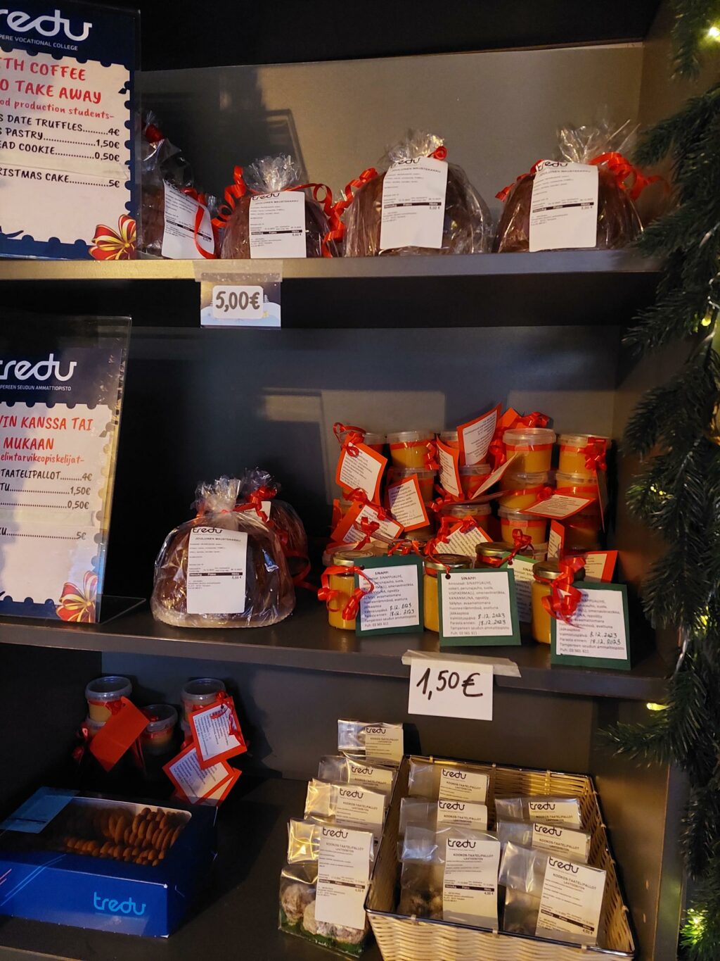 Tredun opiskelijoiden tekemiä tuotteita Joulutorimökillä