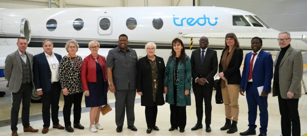 Namibian suurlähettiläs ja muita yhteistyökumppaneita vierailulla Tredun ilmailualan tiloissa