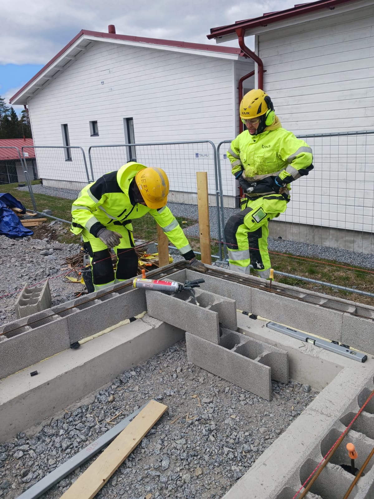 Tredun opiskelijoita rakennustyömaalla.