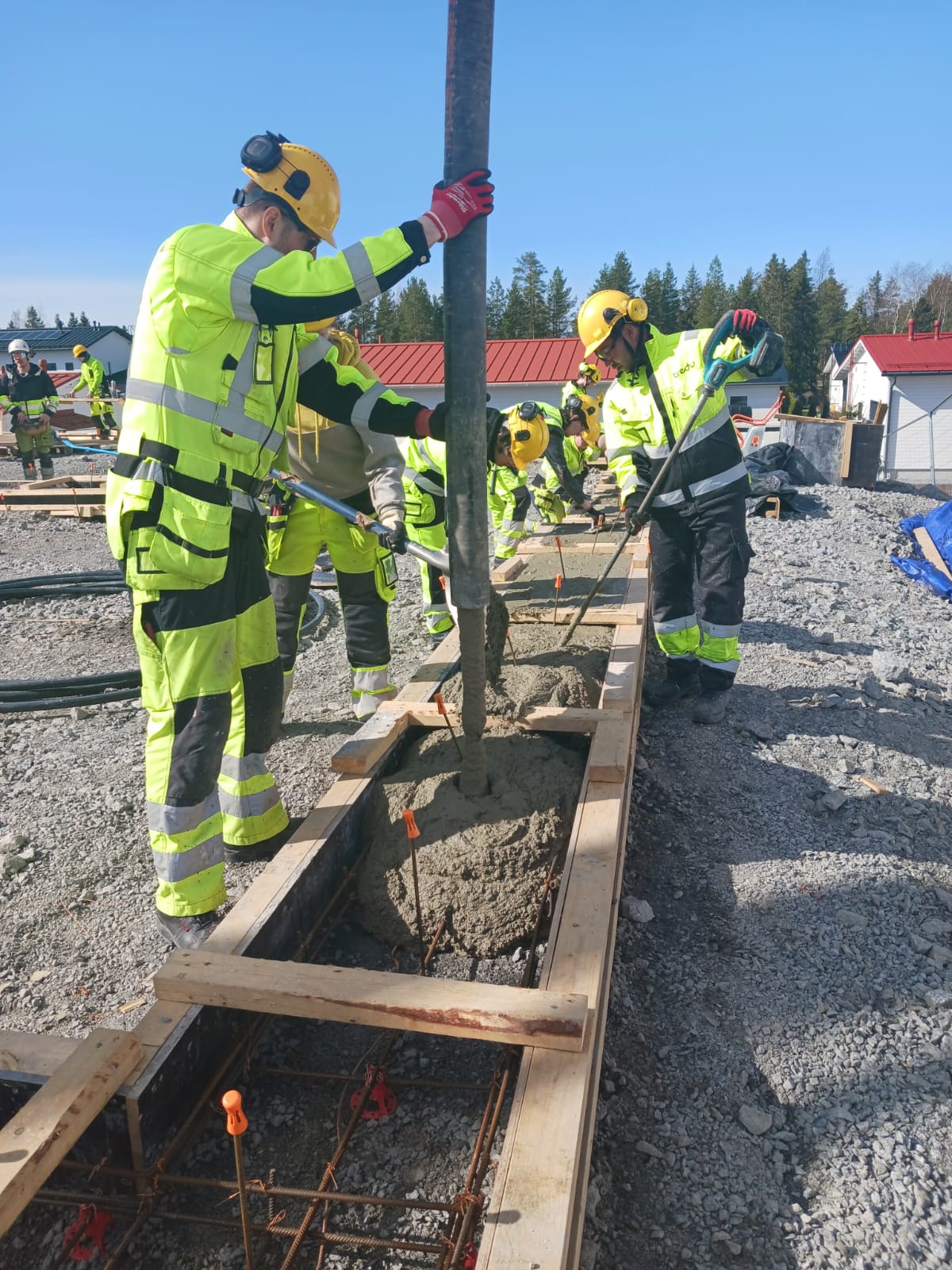 Tredun opiskelijoita rakennustyömaalla.
