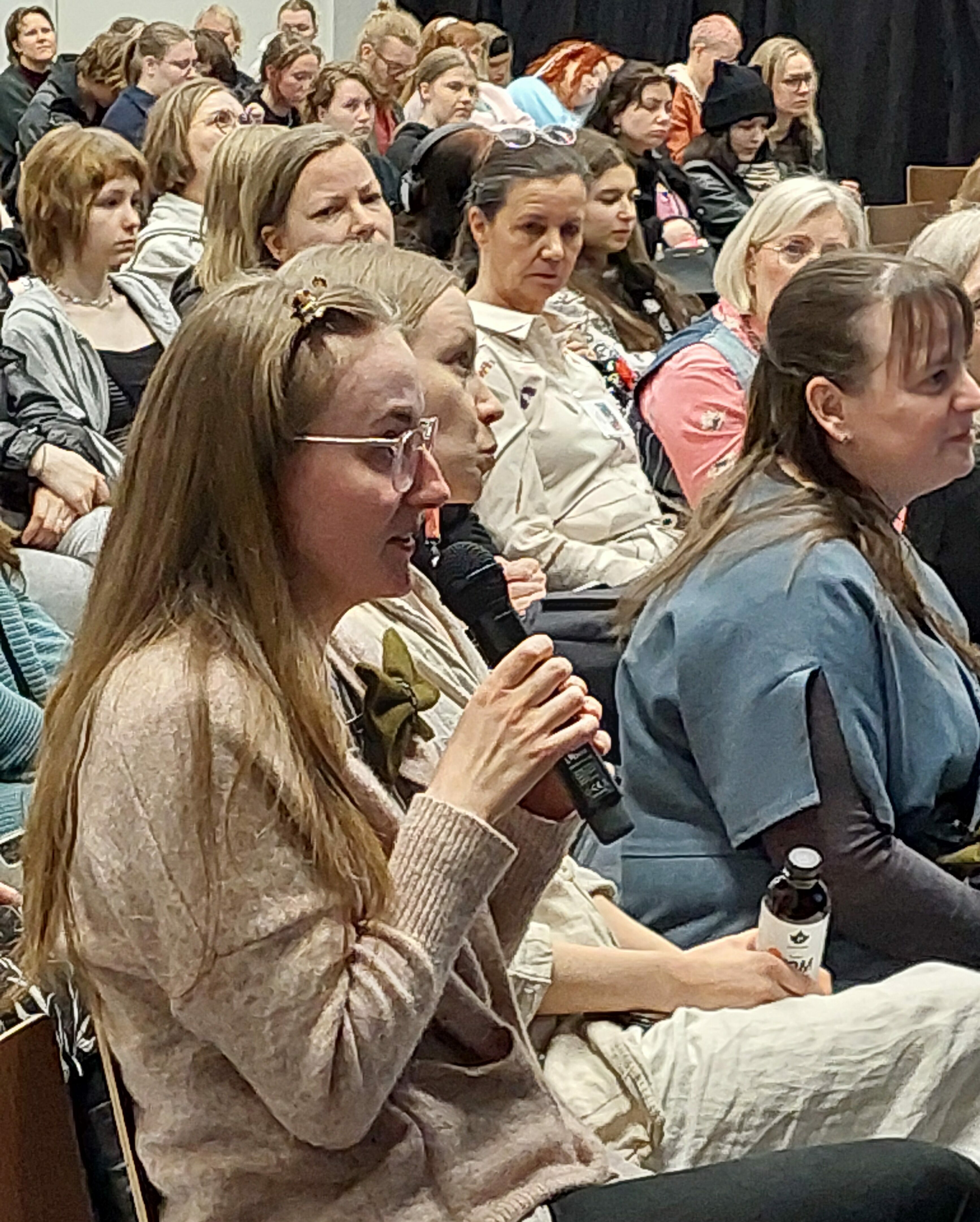Kuvassa on osallistujia Tekstiili- ja muotiala kääntyy kiertotalouteen seminaarissa 10.4.2025.