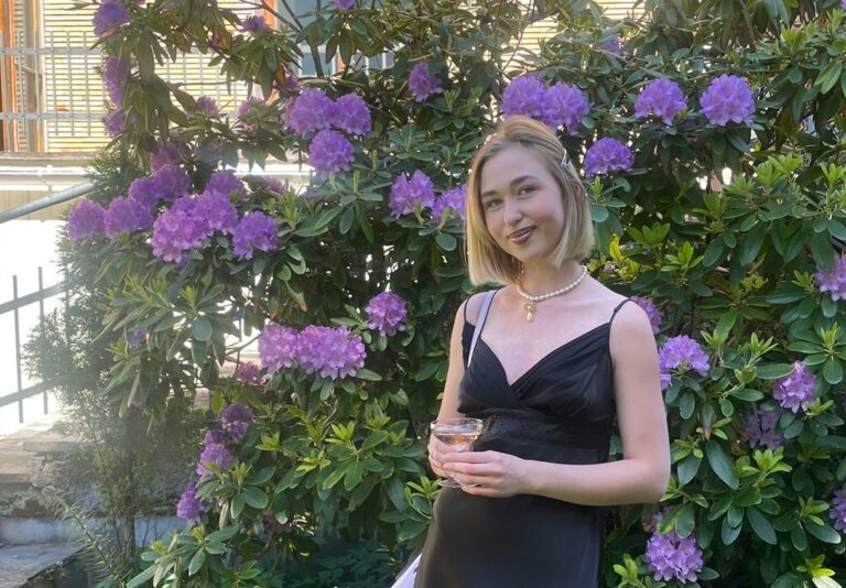 Juliana Shibalova Ranskan suurlähetystön puutarhassa.