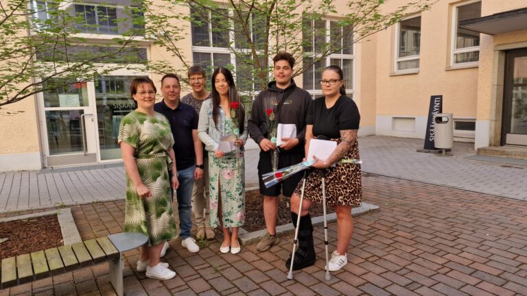 Stipendien saajat Tredun Santalahdentien toimipisteen sisäpihalla.
