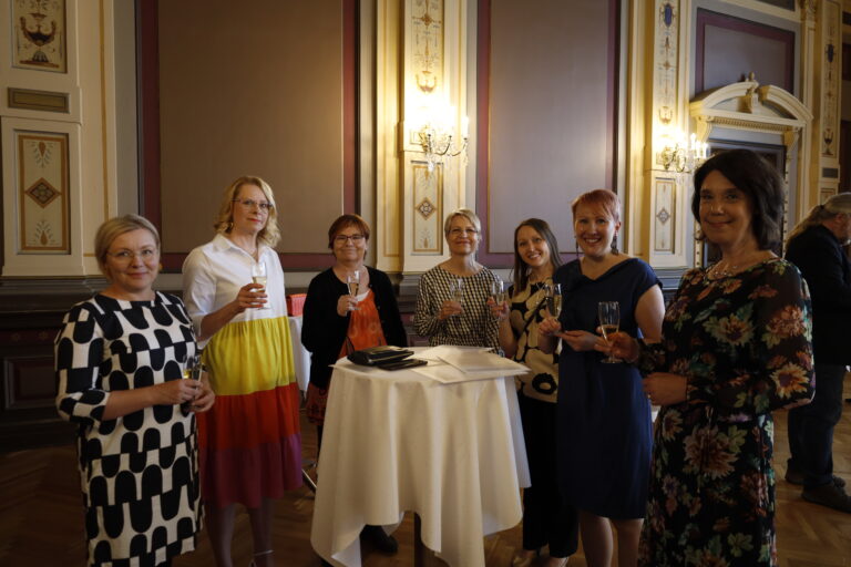 Projektipäällikkö Hanna Orava, lehtori Taija Salonen, lastenhoitaja Jaana Virtanen, koulutussuunnittelija Tarja Jaskari, koulutussuunnittelija Annika Kujanpää, tuntiopettaja Riikka von Bonsdorff ja lehtori Päivi Kinnunen vastaanottivat palkinnon.