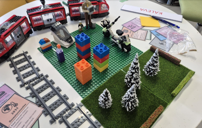 Pöydällä lego-rakennelmia.