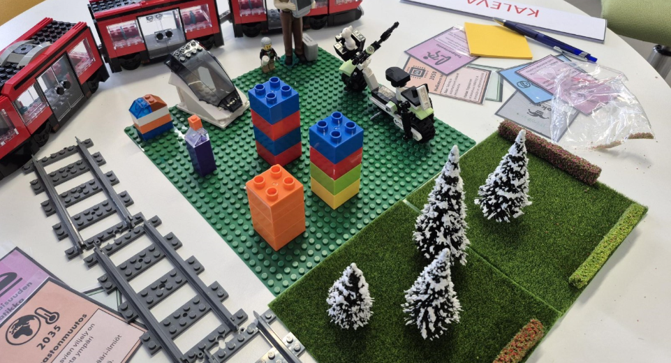 Pöydällä lego-rakennelmia.
