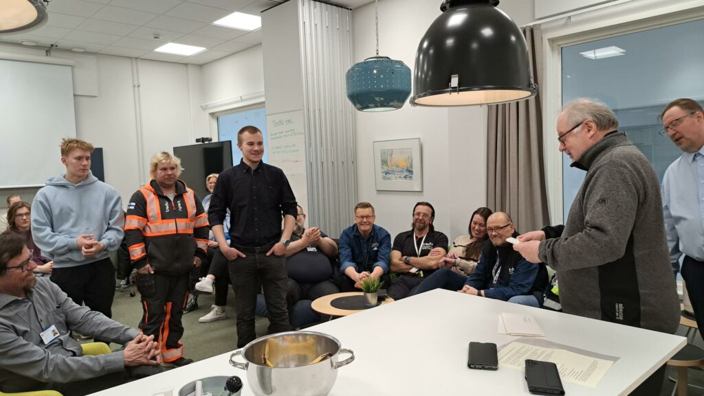 Taitajien kiitoskahveilla Tredun pronssimitalistit vastaanottamassa stipendejä Antti ja Airin Soljan säätiöltä.