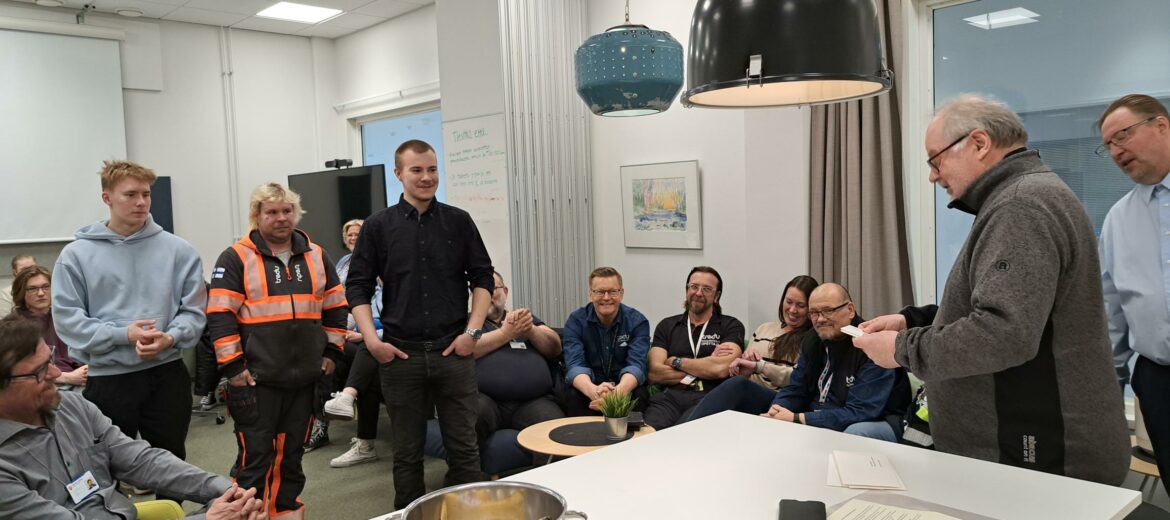 Taitajien kiitoskahveilla Tredun pronssimitalistit vastaanottamassa stipendejä Antti ja Airin Soljan säätiöltä.