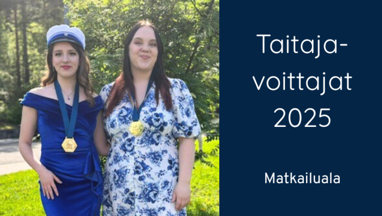Sina Järvilehto ja Saana Eskelinen mitalit kaulassa, Sinalla päässä valmistuneen lakki.