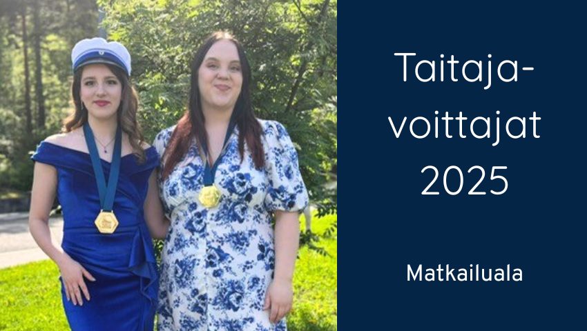 Sina Järvilehto ja Saana Eskelinen mitalit kaulassa, Sinalla päässä valmistuneen lakki.