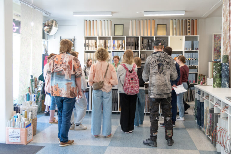 Tredun sisustusalan opiskelijoita Seinäruusun tiloissa.