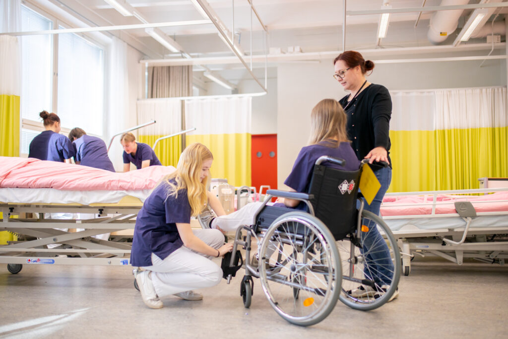 Tredun sosiaali- ja terveysalan opiskelijoita opettajansa kanssa