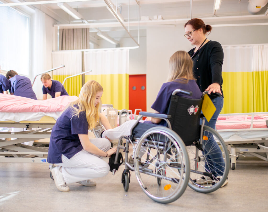 Tredun sosiaali- ja terveysalan opiskelijoita opettajansa kanssa