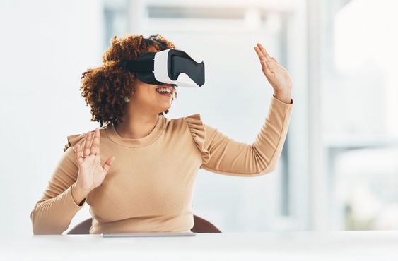 Nainen VR-lasit päässä.