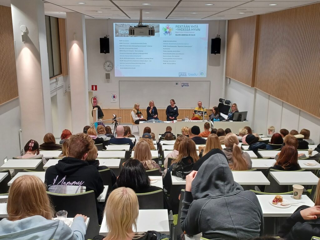 Yleisöä auditoriossa.