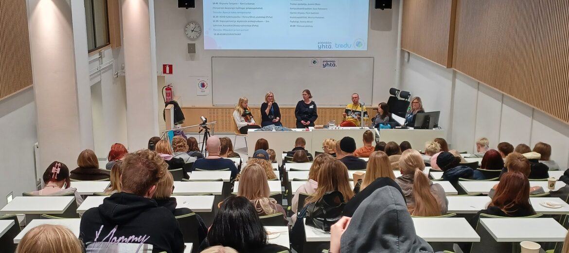 Yleisöä auditoriossa.