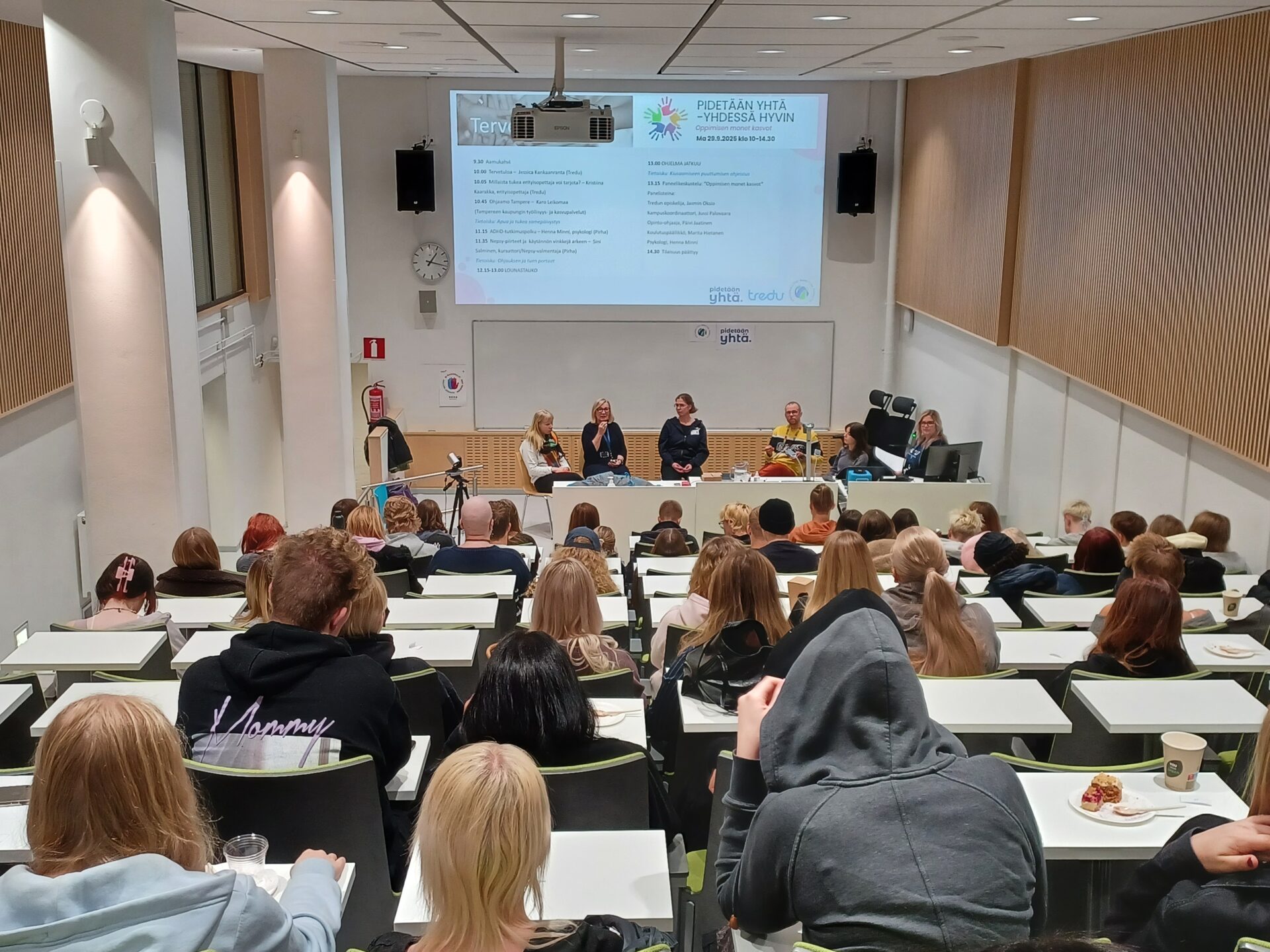 Yleisöä auditoriossa.
