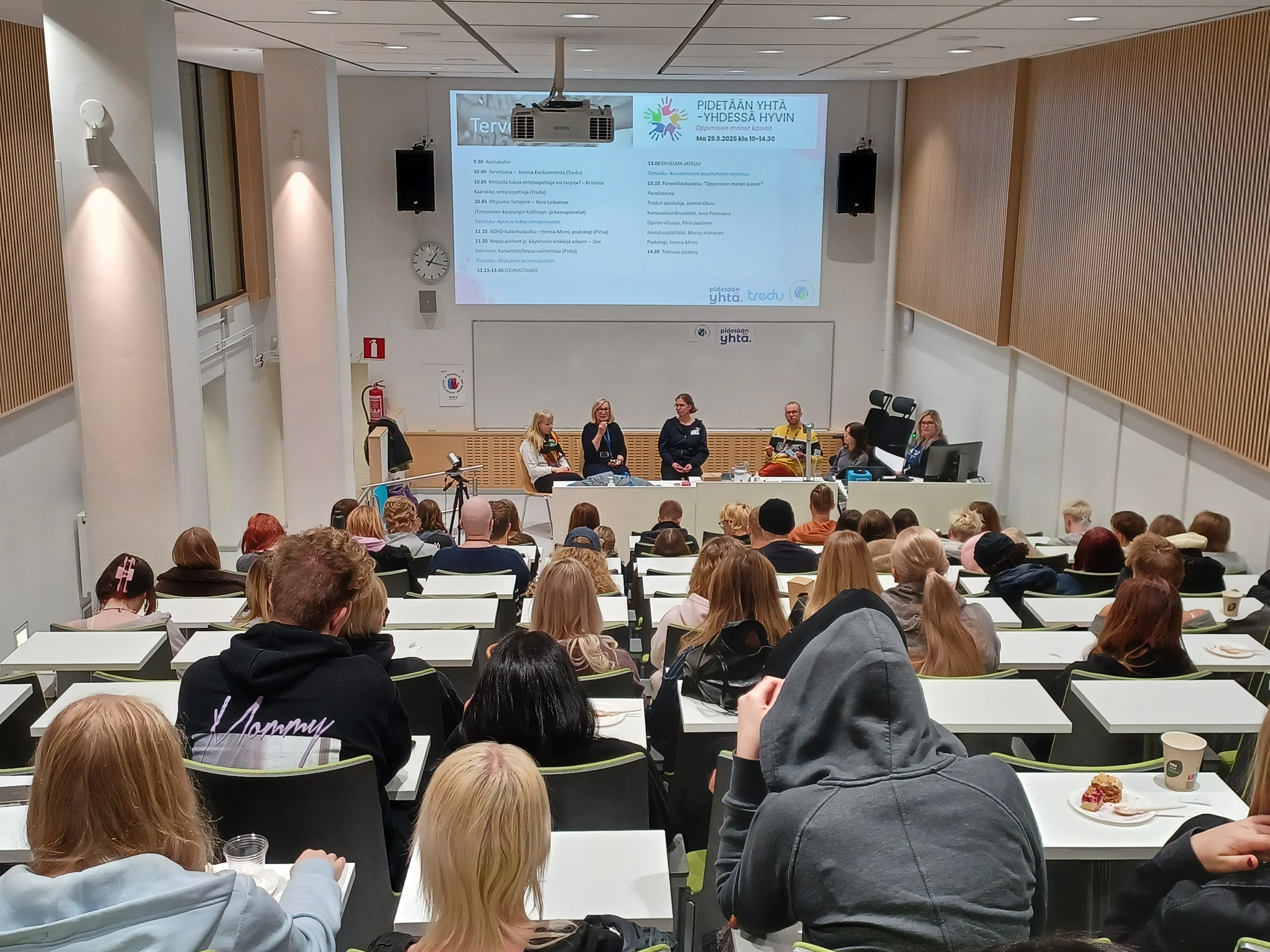 Yleisöä auditoriossa.