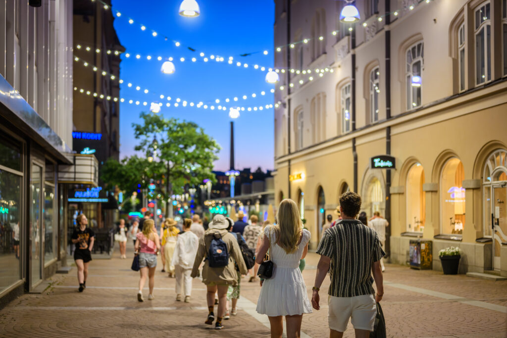 Iltaista katunäkymää Tampereen keskustasta.