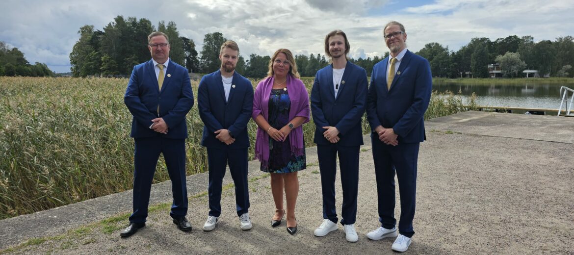 Tredun kilpailijat, ekspertit sekä kilpailupäällikkö katsovat kameraan.