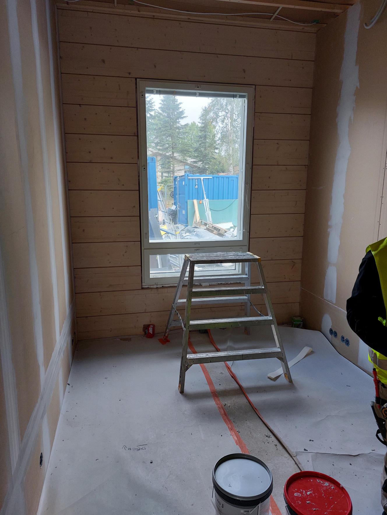 Pieni makuuhuone, seiniä tasoitetaan.