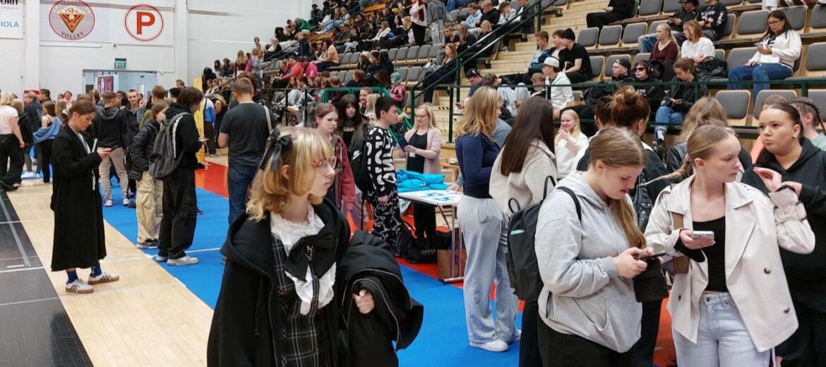 Yleisöä Pyynikin palloiluhallissa.
