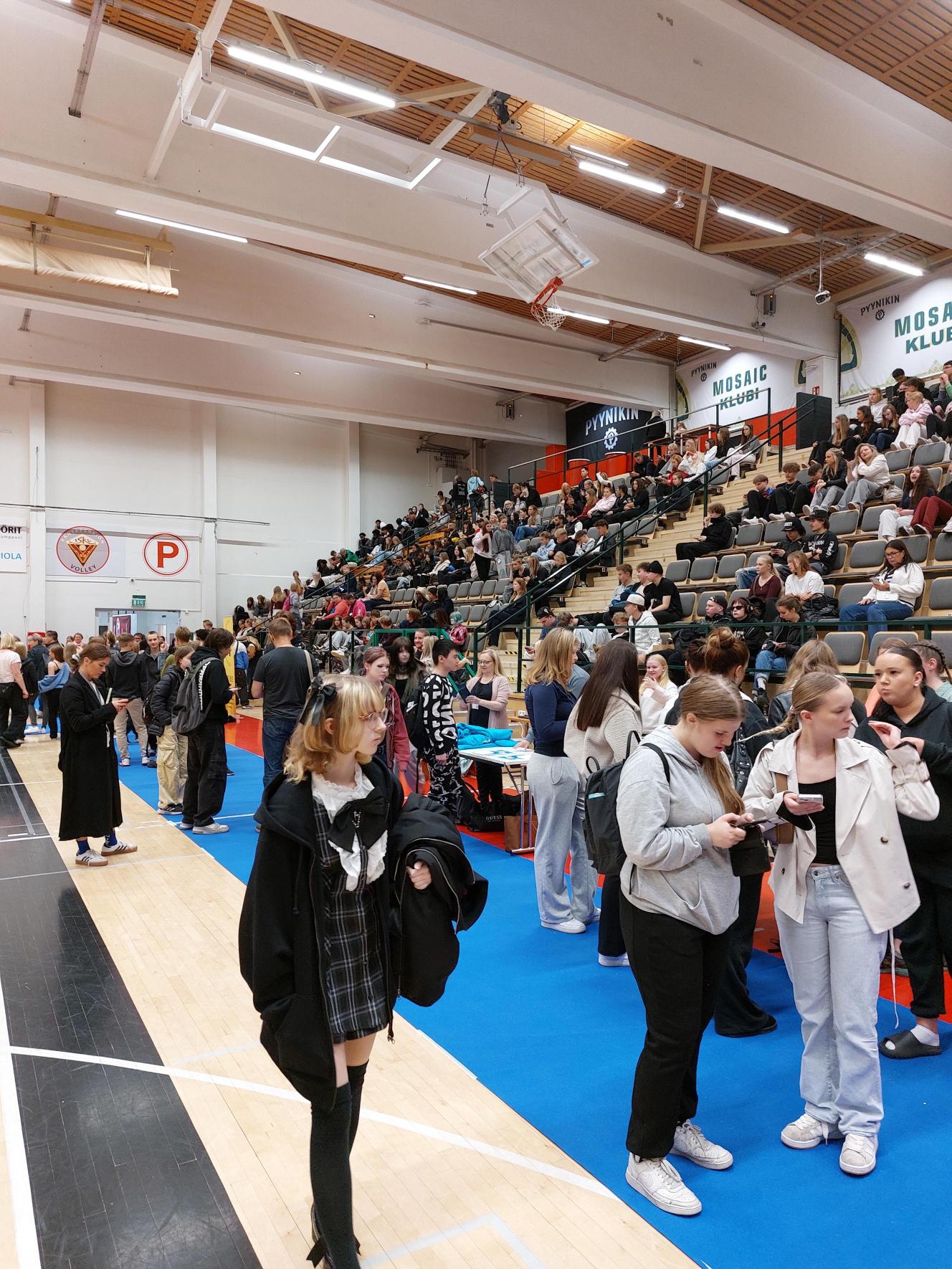 Yleisöä Pyynikin palloiluhallissa.